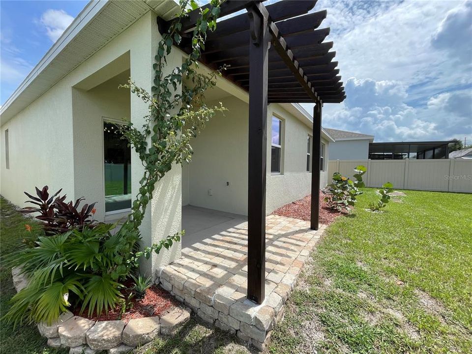 For Rent: $2,100 (4 beds, 2 baths, 1816 Square Feet)