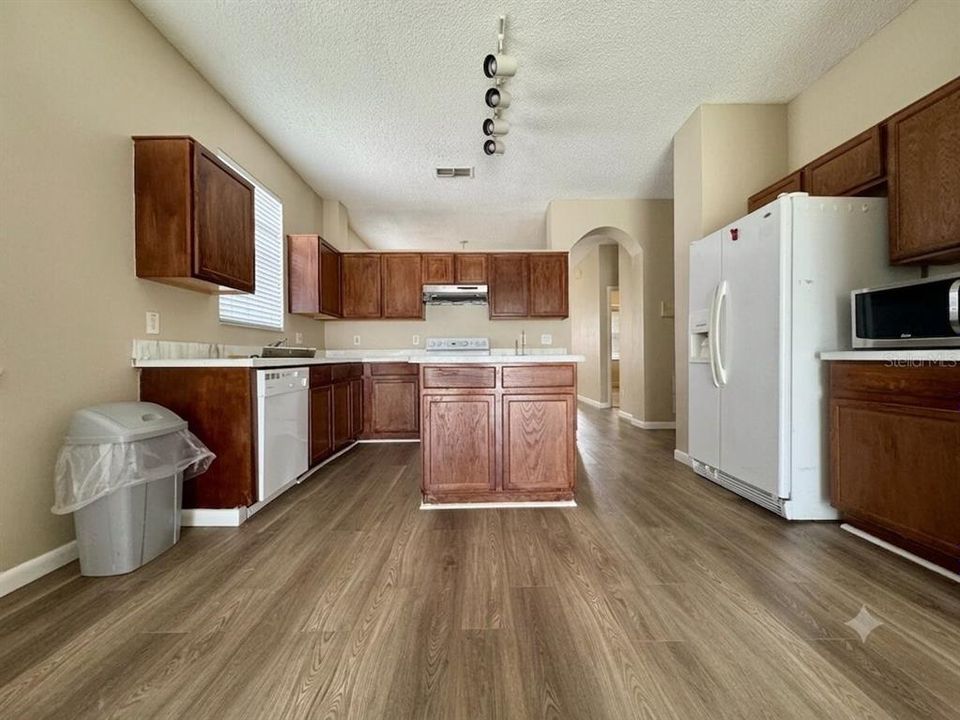 For Rent: $2,750 (4 beds, 2 baths, 1952 Square Feet)