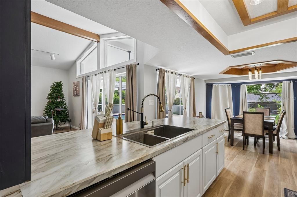 En Venta: $369,000 (3 camas, 2 baños, 1822 Pies cuadrados)