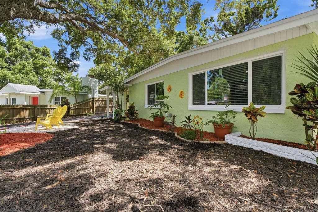 For Sale: $447,500 (3 beds, 2 baths, 1305 Square Feet)