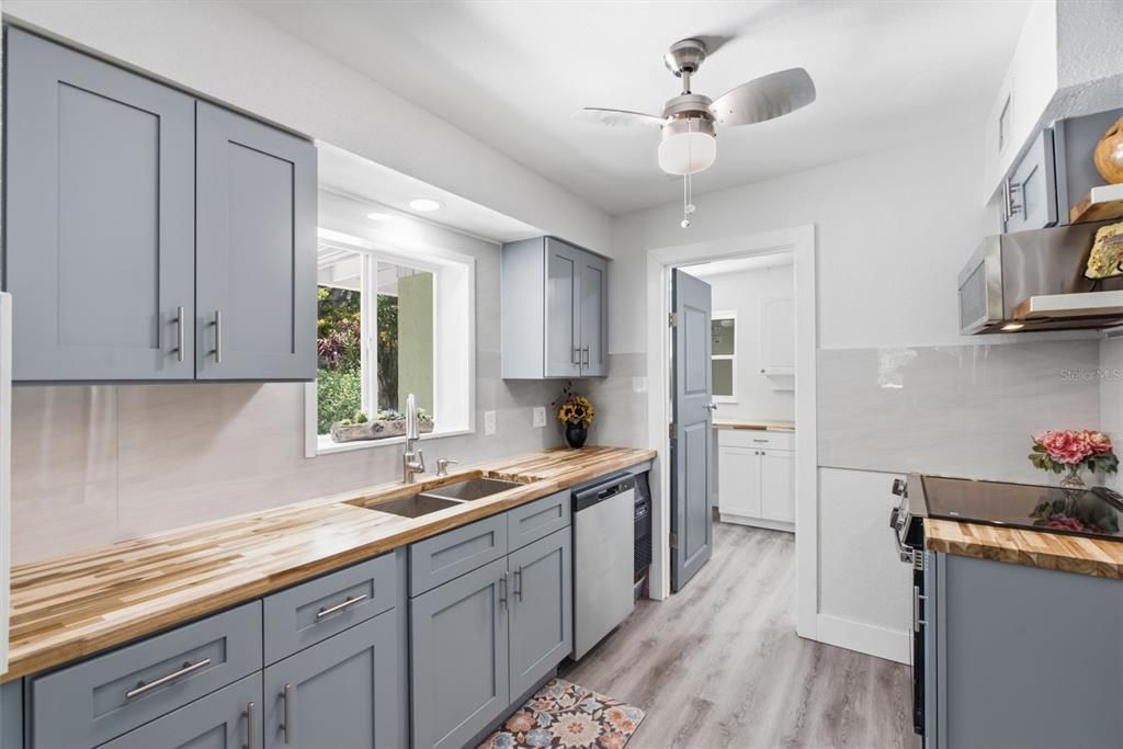 For Sale: $447,500 (3 beds, 2 baths, 1305 Square Feet)
