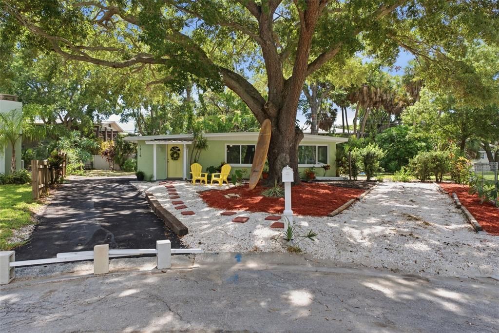 For Sale: $447,500 (3 beds, 2 baths, 1305 Square Feet)