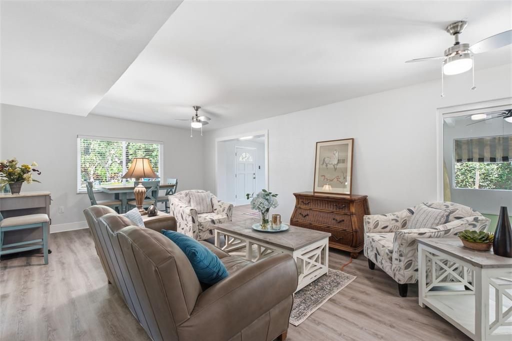 For Sale: $447,500 (3 beds, 2 baths, 1305 Square Feet)