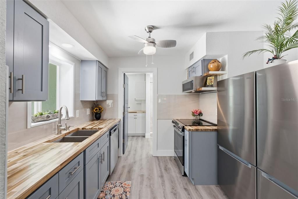 For Sale: $447,500 (3 beds, 2 baths, 1305 Square Feet)