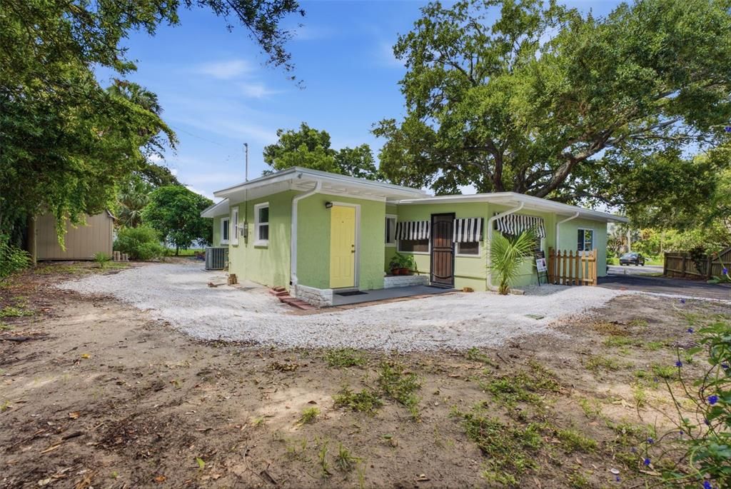 For Sale: $447,500 (3 beds, 2 baths, 1305 Square Feet)
