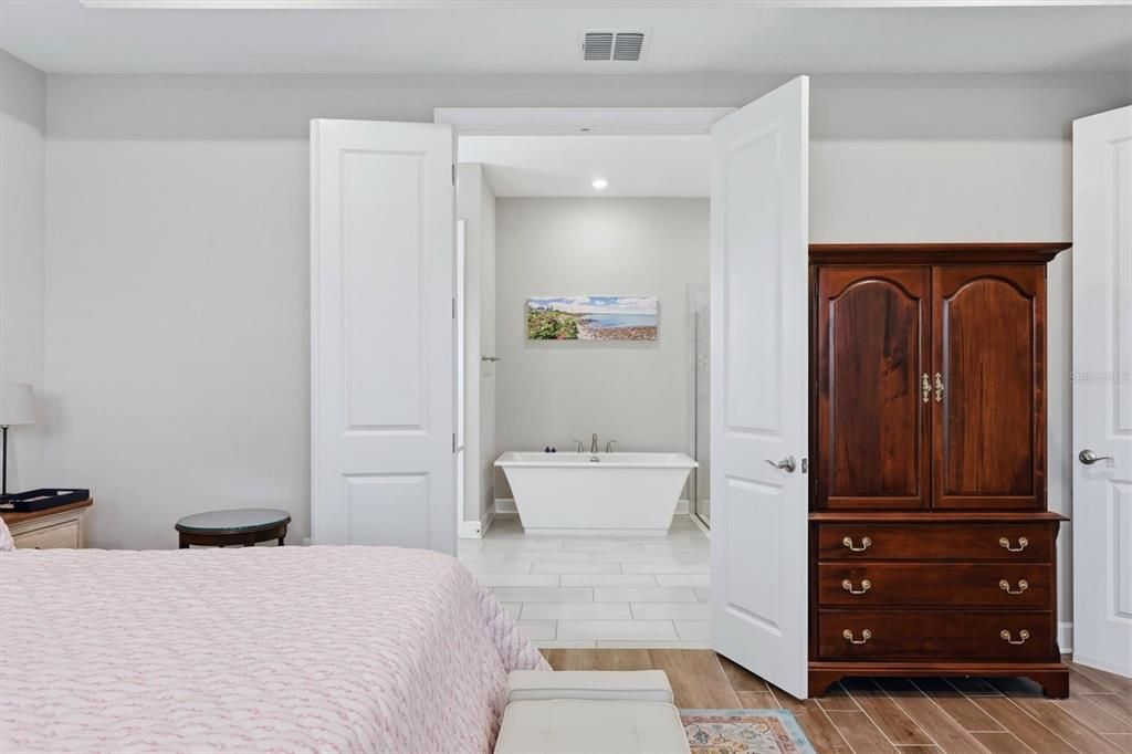 For Sale: $1,150,000 (5 beds, 5 baths, 4079 Square Feet)