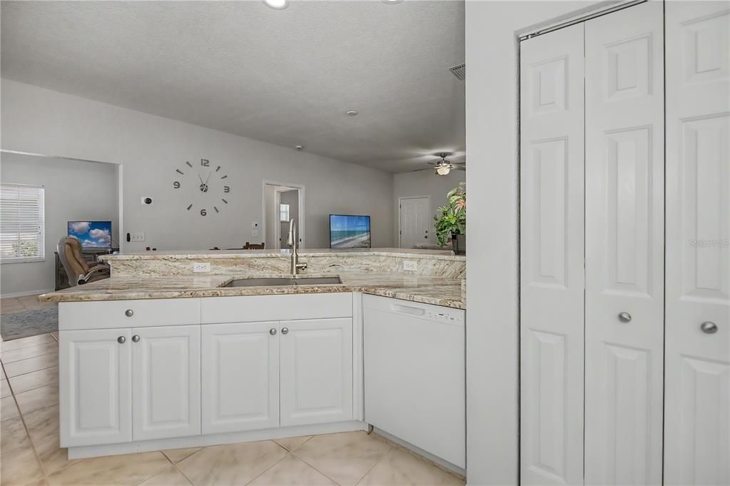 For Sale: $260,000 (2 beds, 2 baths, 1191 Square Feet)