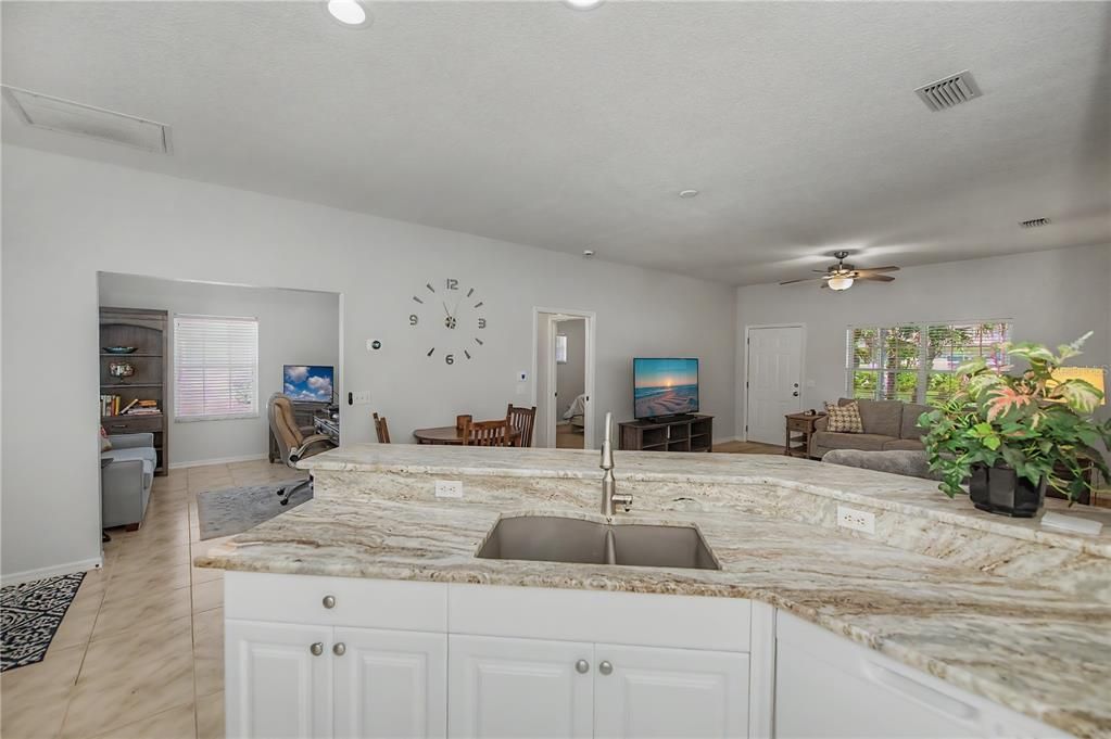 For Sale: $260,000 (2 beds, 2 baths, 1191 Square Feet)