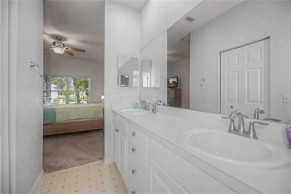 For Sale: $260,000 (2 beds, 2 baths, 1191 Square Feet)