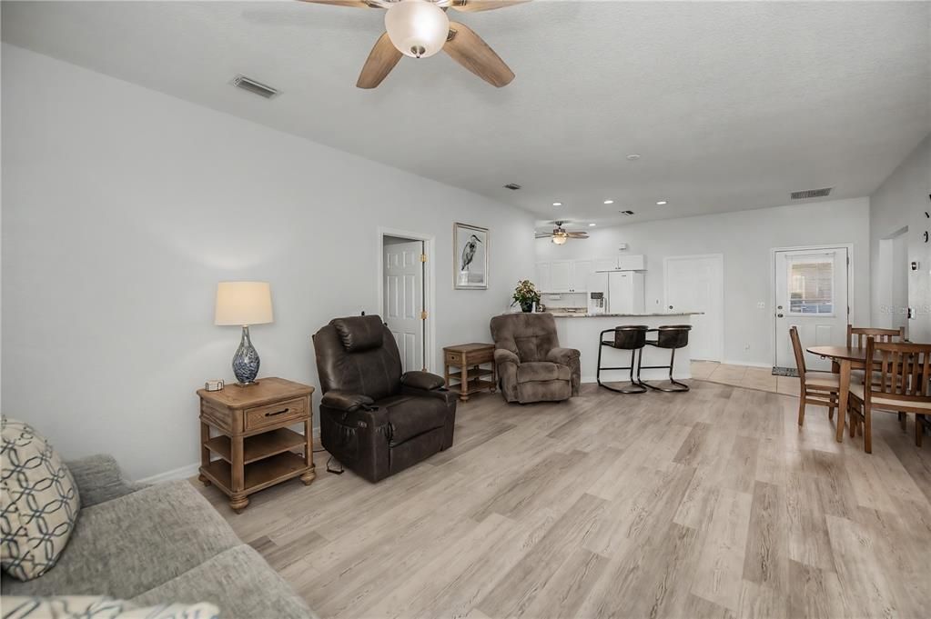 For Sale: $260,000 (2 beds, 2 baths, 1191 Square Feet)