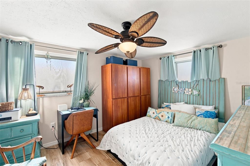 На продажу: $379,900 (2 спален, 2 ванн, 1045 Квадратных фут)