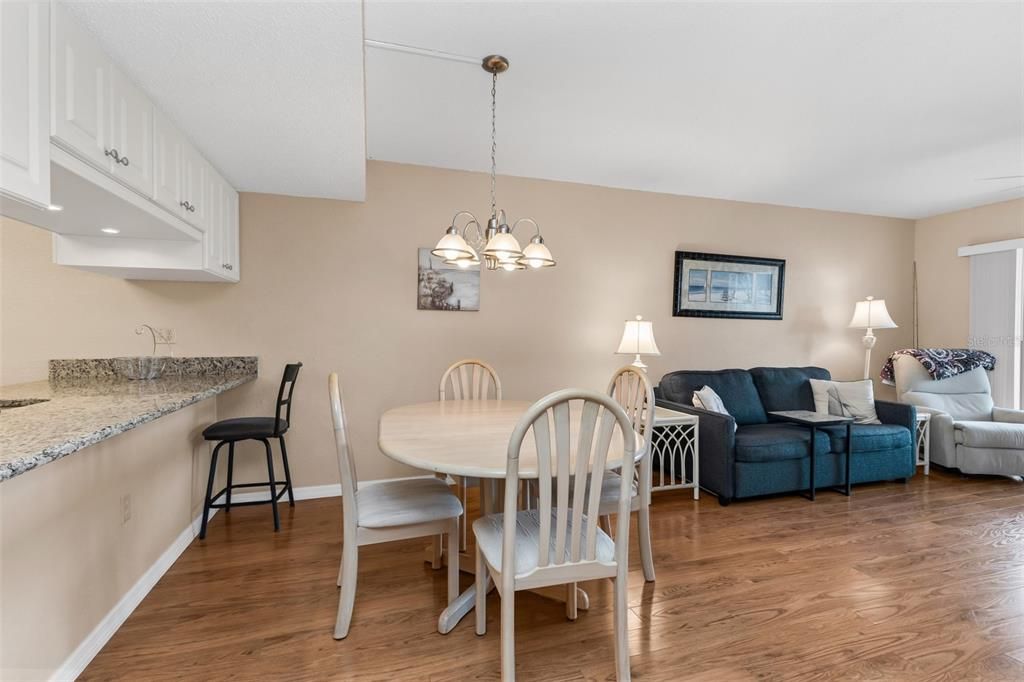 For Sale: $160,000 (2 beds, 2 baths, 893 Square Feet)