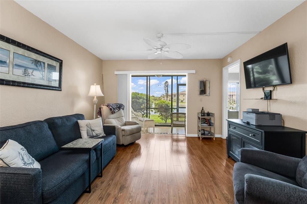 For Sale: $160,000 (2 beds, 2 baths, 893 Square Feet)