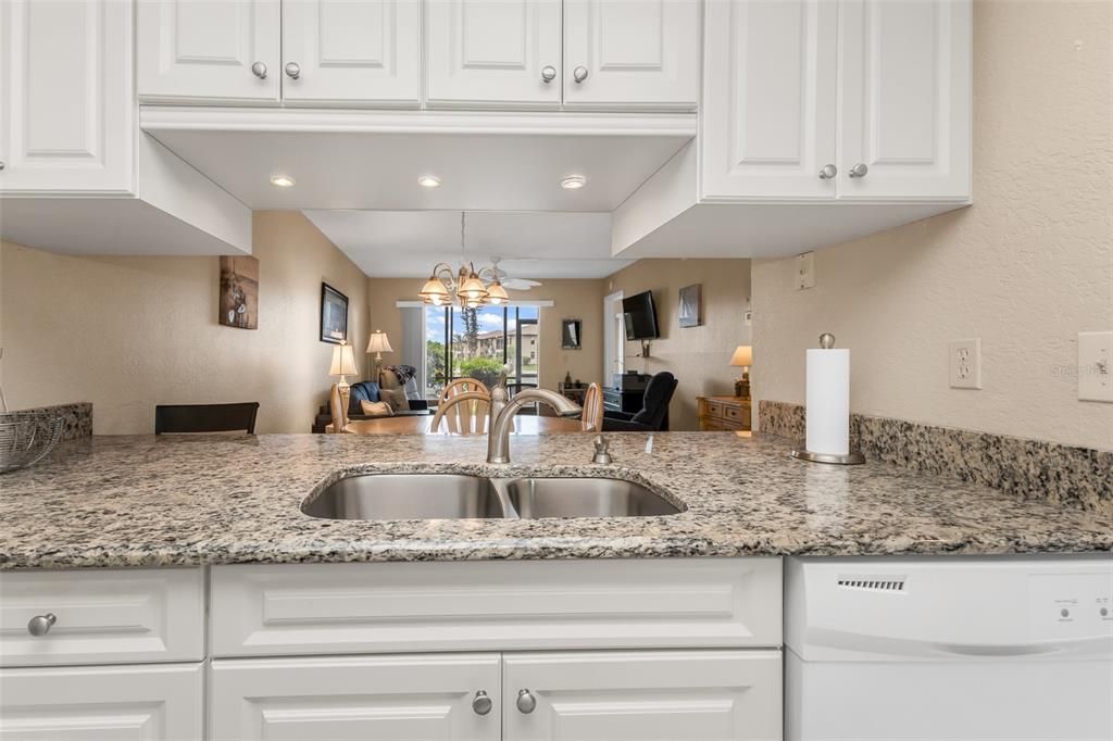 For Sale: $160,000 (2 beds, 2 baths, 893 Square Feet)