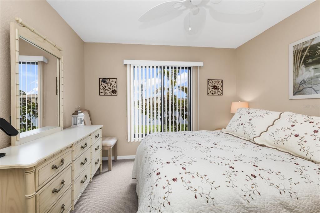 For Sale: $160,000 (2 beds, 2 baths, 893 Square Feet)
