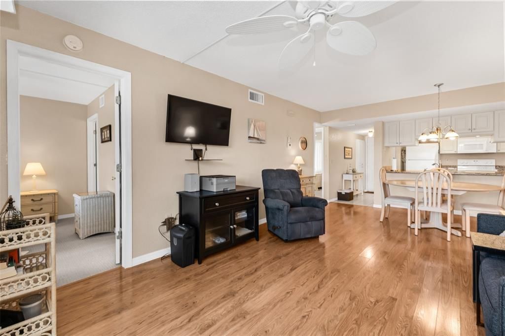 For Sale: $160,000 (2 beds, 2 baths, 893 Square Feet)