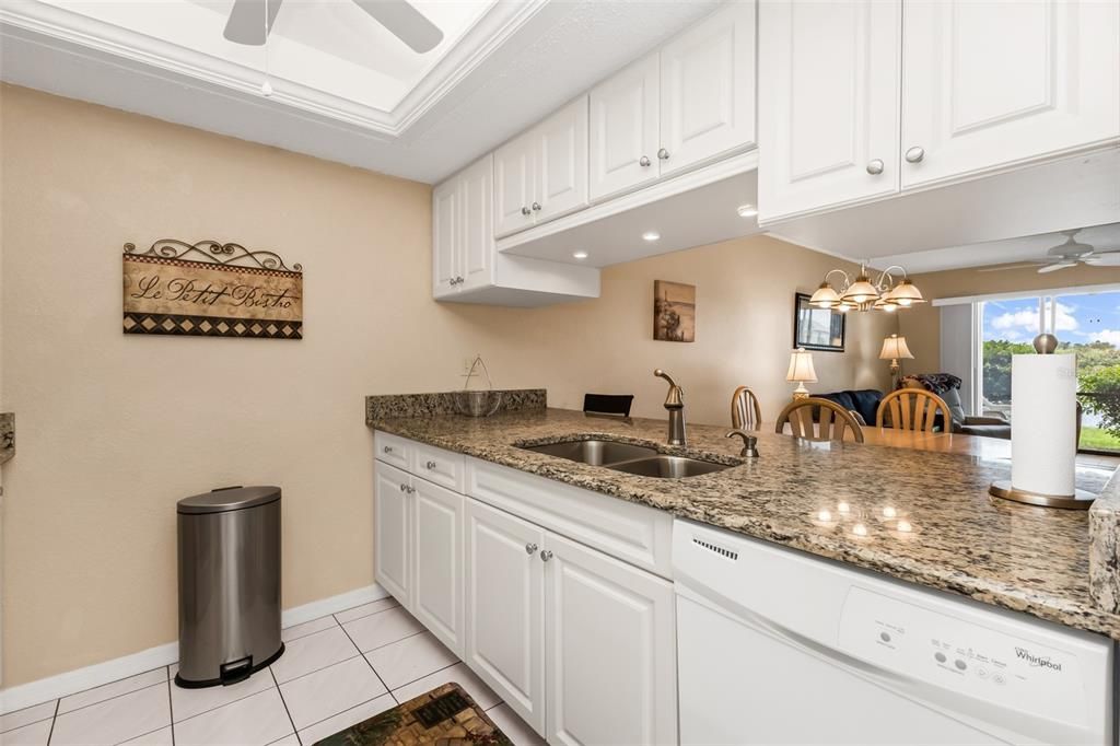 For Sale: $160,000 (2 beds, 2 baths, 893 Square Feet)