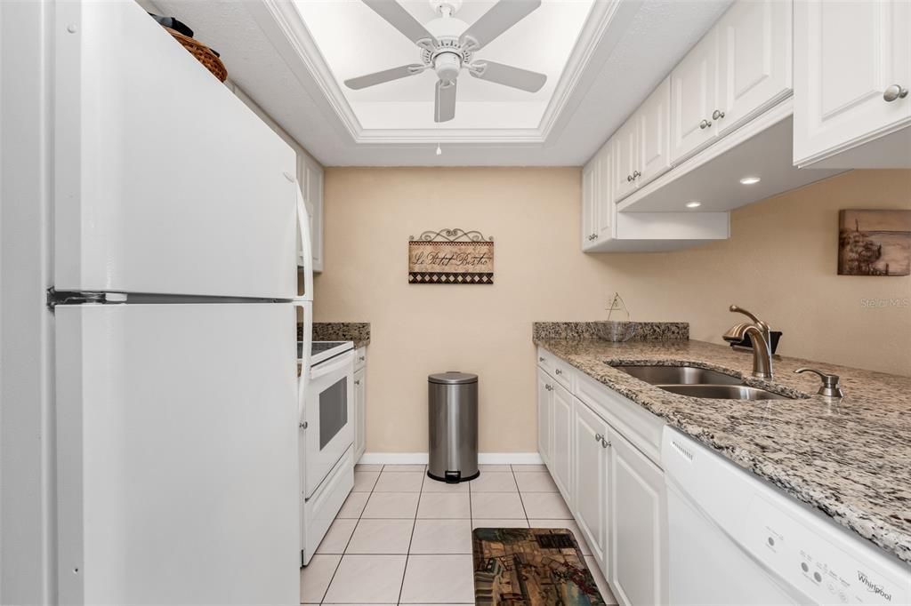 For Sale: $160,000 (2 beds, 2 baths, 893 Square Feet)