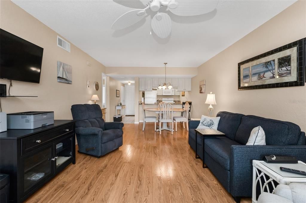 For Sale: $160,000 (2 beds, 2 baths, 893 Square Feet)