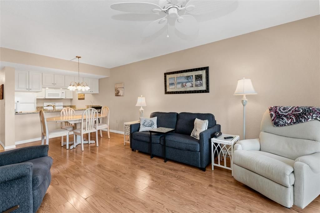 For Sale: $160,000 (2 beds, 2 baths, 893 Square Feet)