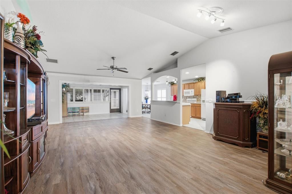 На продажу: $255,000 (3 спален, 2 ванн, 1648 Квадратных фут)
