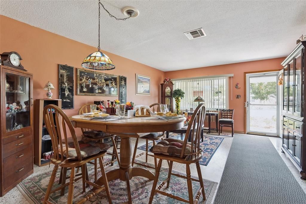 For Sale: $299,999 (2 beds, 1 baths, 1466 Square Feet)