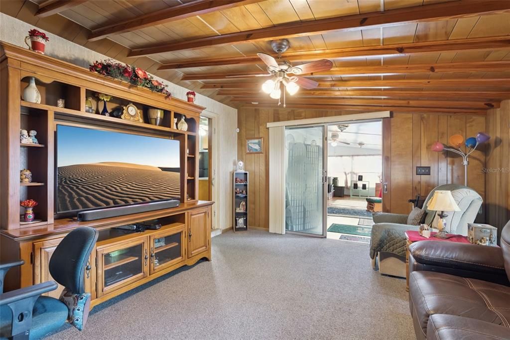 For Sale: $299,999 (2 beds, 1 baths, 1466 Square Feet)