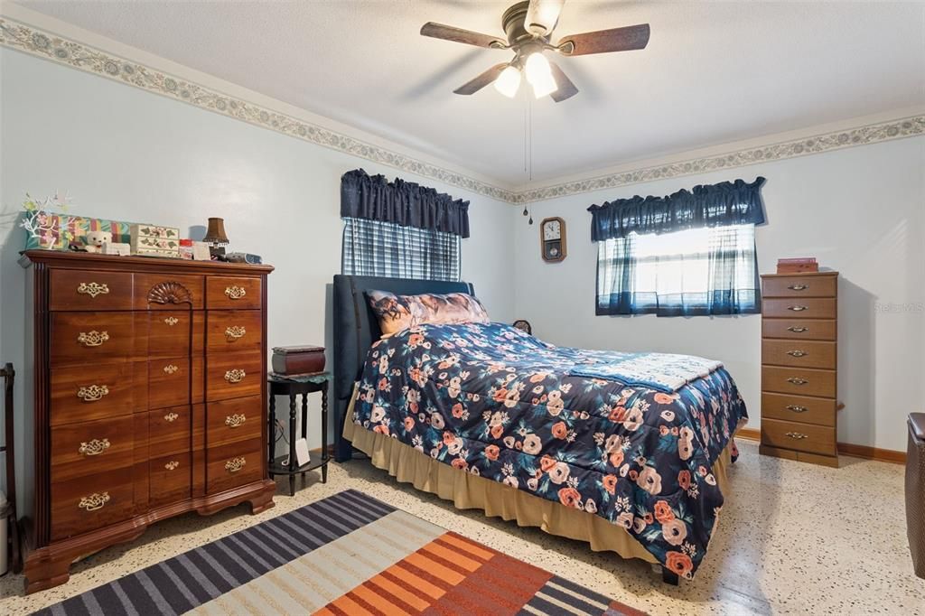 For Sale: $299,999 (2 beds, 1 baths, 1466 Square Feet)