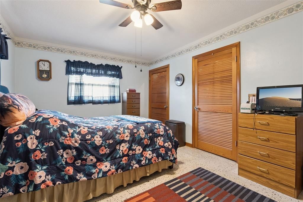 For Sale: $299,999 (2 beds, 1 baths, 1466 Square Feet)