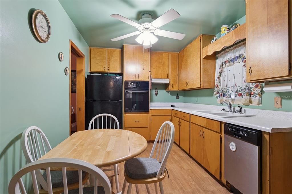 For Sale: $299,999 (2 beds, 1 baths, 1466 Square Feet)