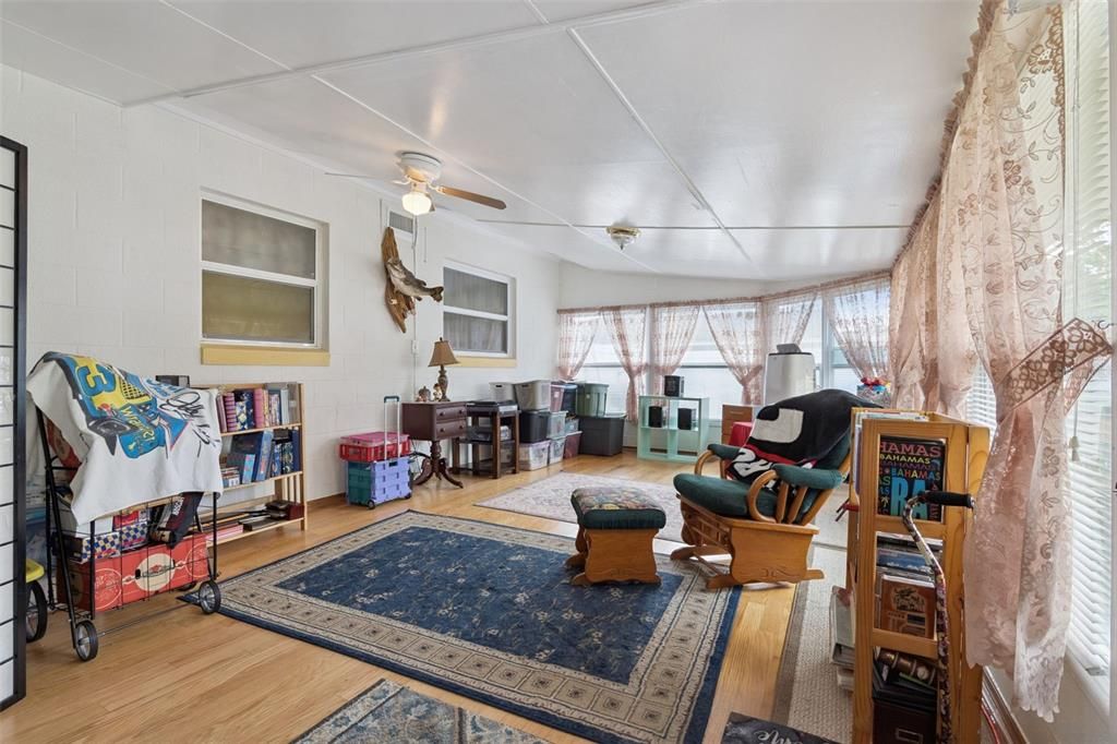 For Sale: $299,999 (2 beds, 1 baths, 1466 Square Feet)