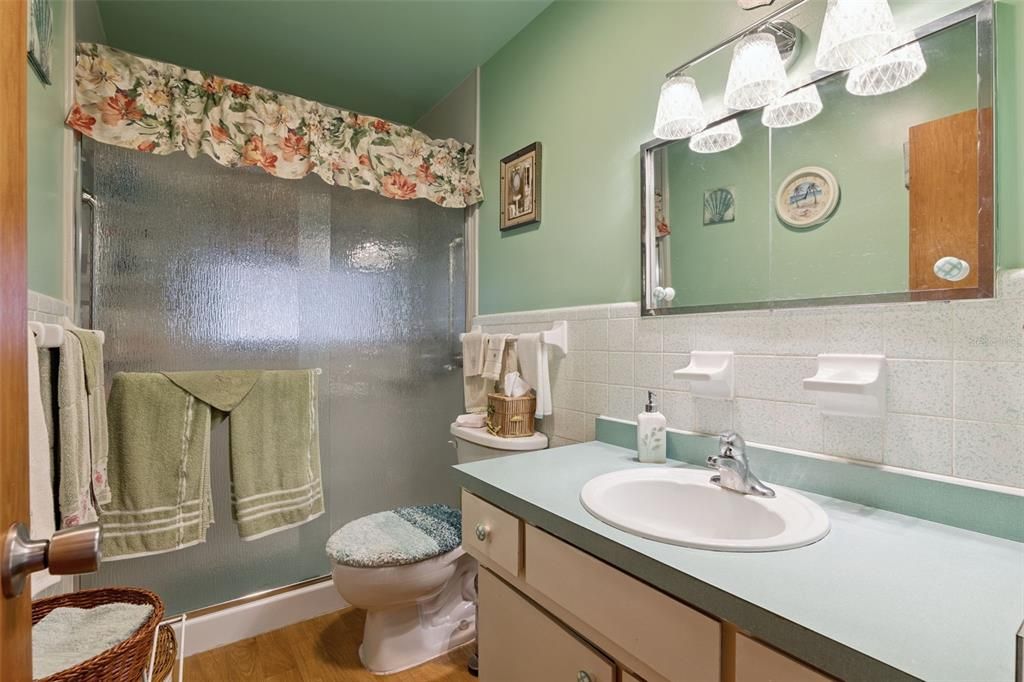 For Sale: $299,999 (2 beds, 1 baths, 1466 Square Feet)