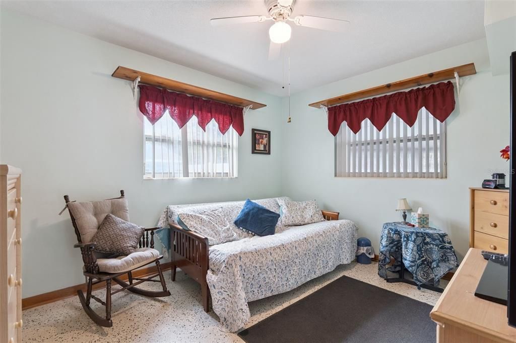 For Sale: $299,999 (2 beds, 1 baths, 1466 Square Feet)