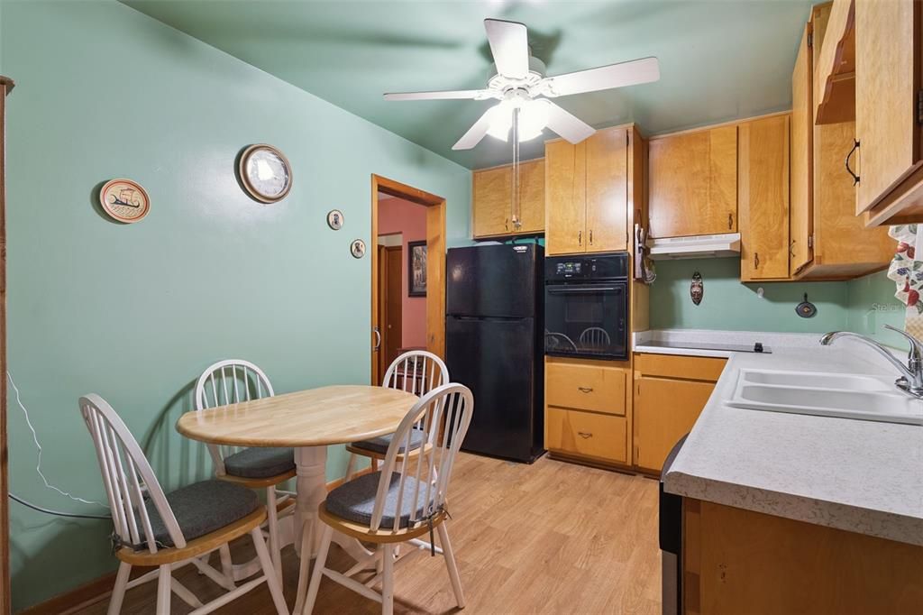 For Sale: $299,999 (2 beds, 1 baths, 1466 Square Feet)
