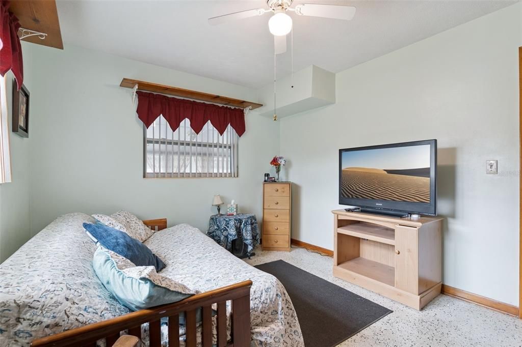 For Sale: $299,999 (2 beds, 1 baths, 1466 Square Feet)