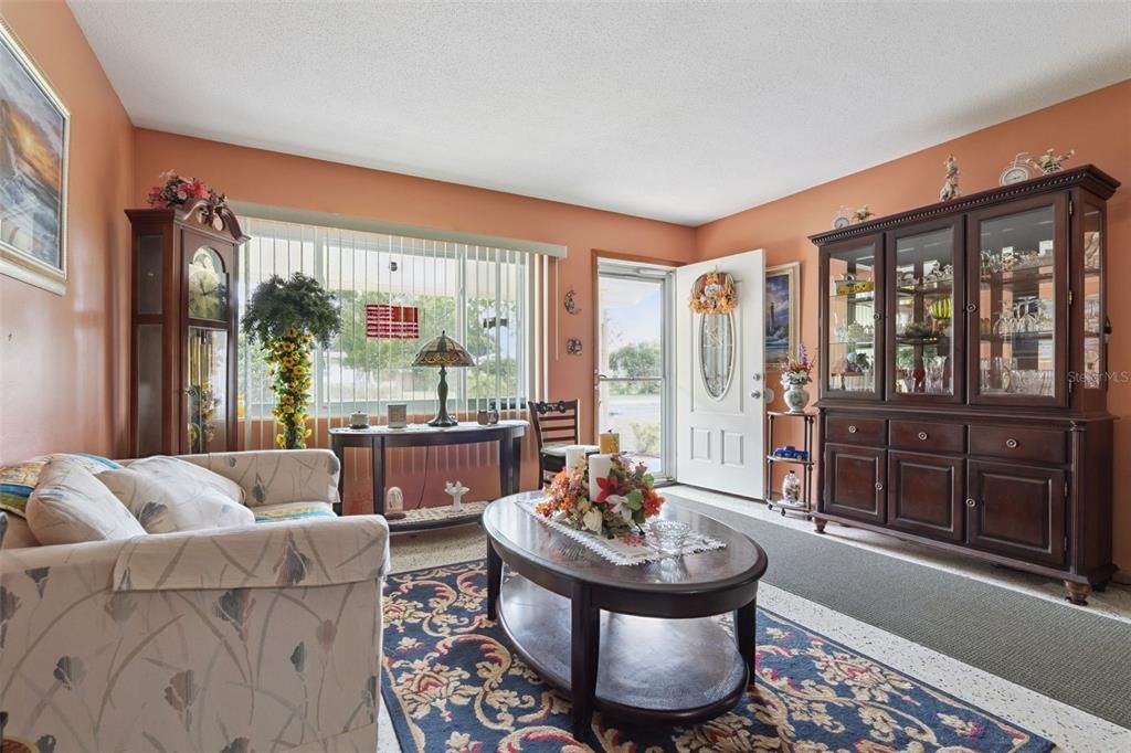 For Sale: $299,999 (2 beds, 1 baths, 1466 Square Feet)