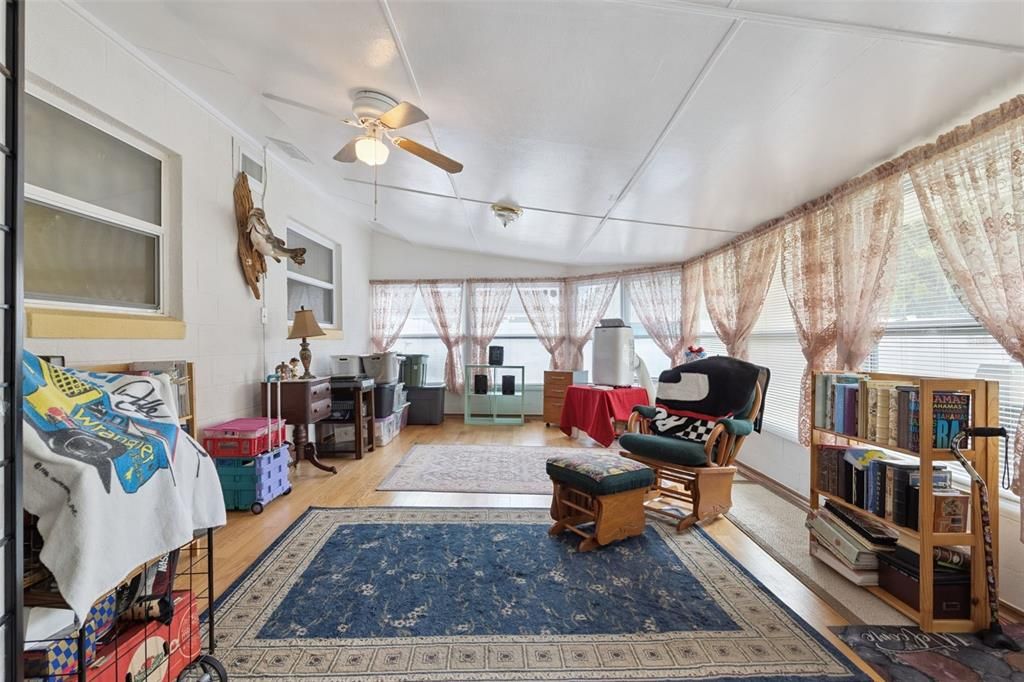For Sale: $299,999 (2 beds, 1 baths, 1466 Square Feet)