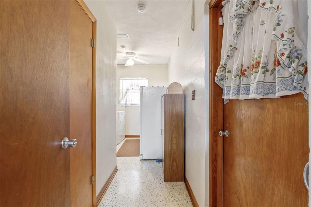 For Sale: $299,999 (2 beds, 1 baths, 1466 Square Feet)