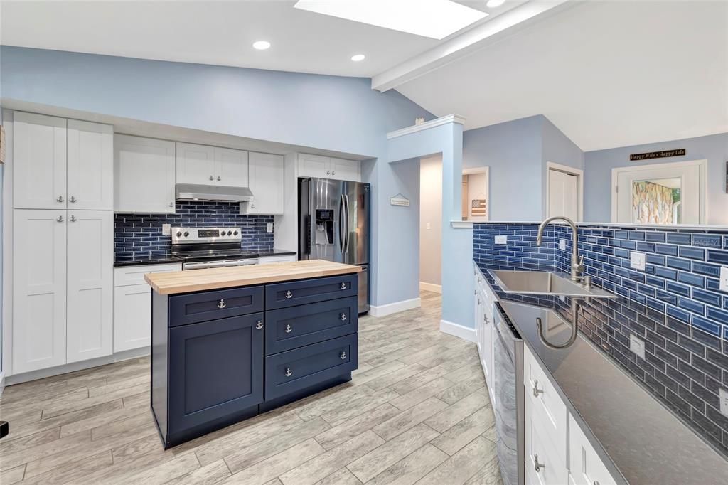 For Sale: $419,000 (3 beds, 2 baths, 1561 Square Feet)