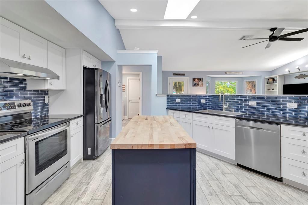 For Sale: $419,000 (3 beds, 2 baths, 1561 Square Feet)