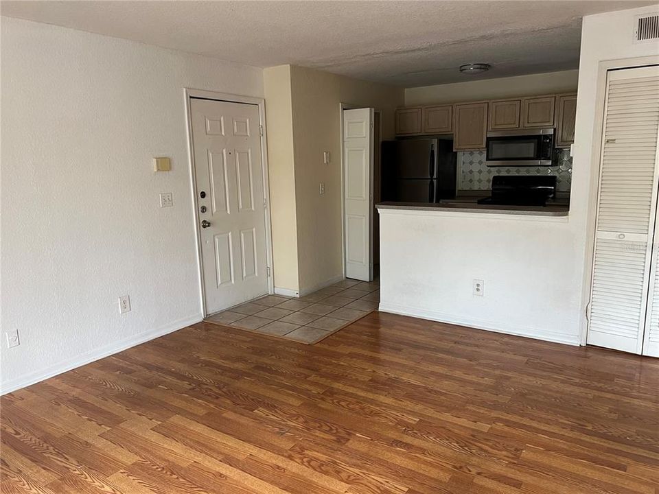 For Rent: $1,295 (1 beds, 1 baths, 558 Square Feet)