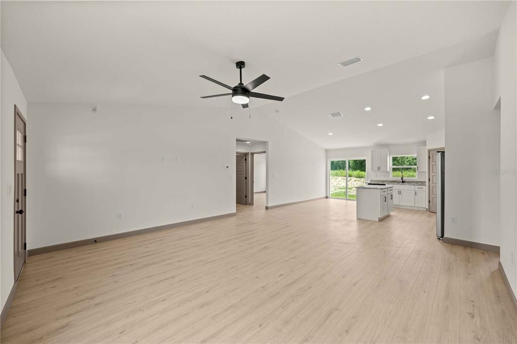На продажу: $269,900 (3 спален, 2 ванн, 1303 Квадратных фут)