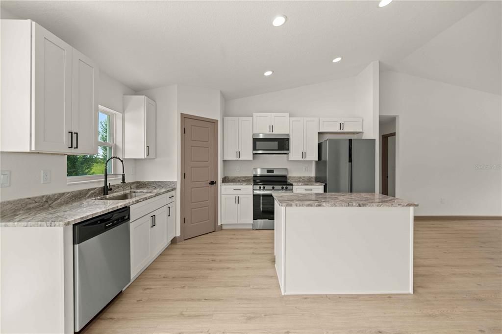 На продажу: $269,900 (3 спален, 2 ванн, 1303 Квадратных фут)