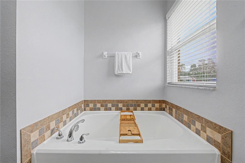 For Sale: $499,990 (4 beds, 3 baths, 2427 Square Feet)