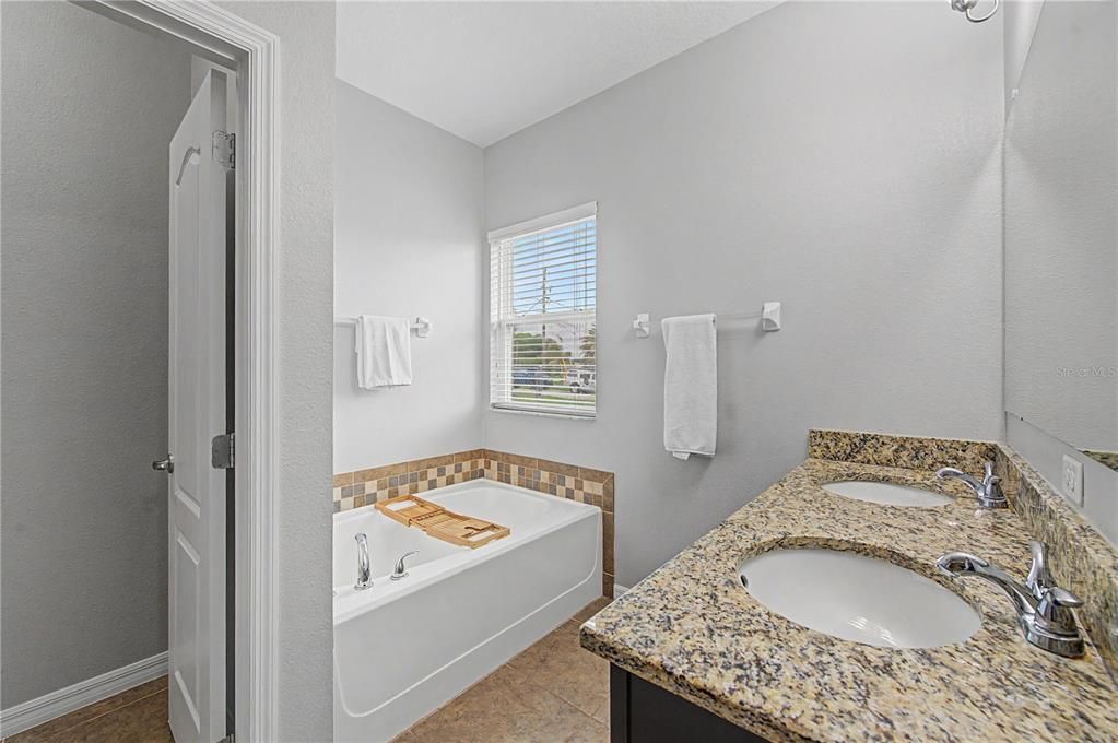 For Sale: $499,990 (4 beds, 3 baths, 2427 Square Feet)