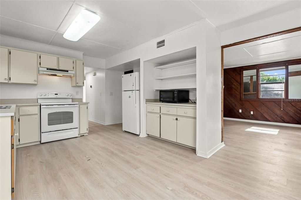 For Sale: $365,000 (6 beds, 3 baths, 2688 Square Feet)