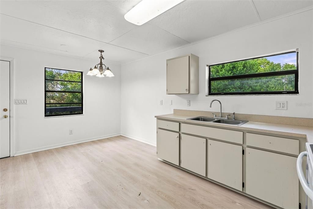 For Sale: $365,000 (6 beds, 3 baths, 2688 Square Feet)