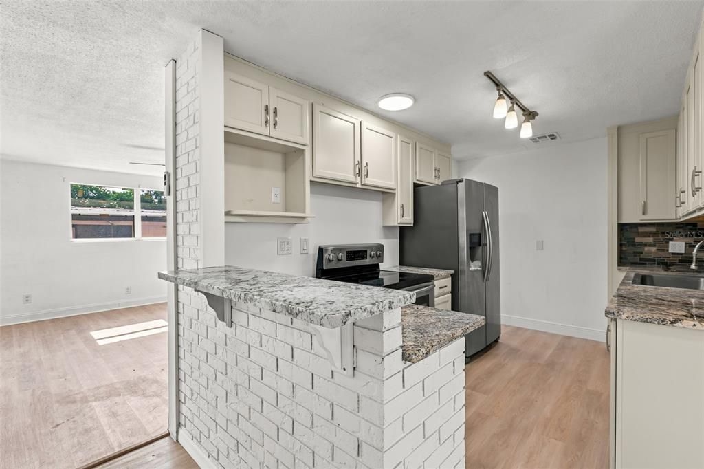 For Sale: $365,000 (6 beds, 3 baths, 2688 Square Feet)