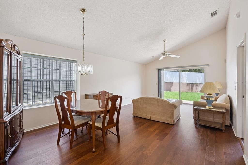 En Venta: $325,000 (2 camas, 2 baños, 1117 Pies cuadrados)