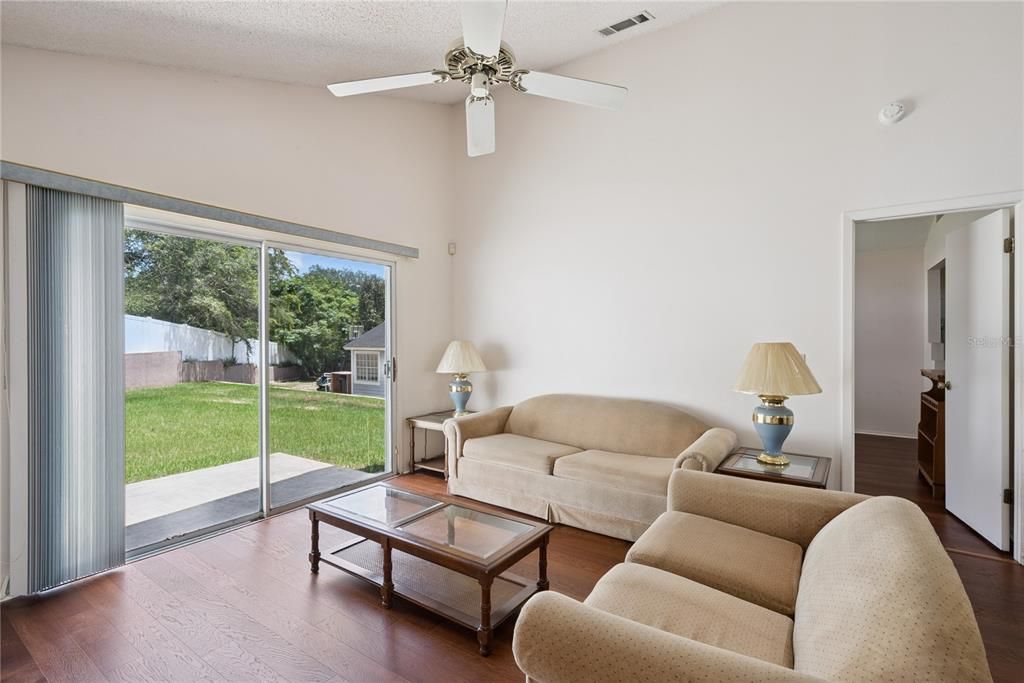 En Venta: $325,000 (2 camas, 2 baños, 1117 Pies cuadrados)